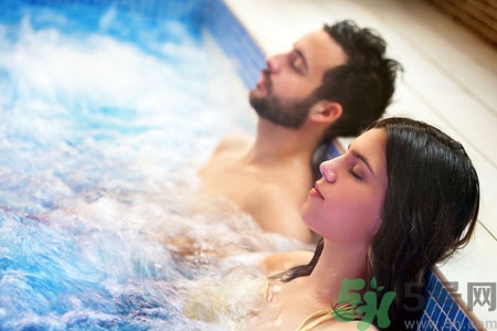 泡溫泉可以帶鉑金首飾嗎？泡溫泉能帶玉鐲嗎？