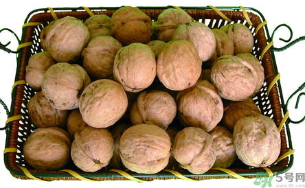 干核桃怎么去皮？干核桃怎么去殼？