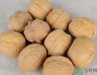 核桃放了一年還能吃嗎？核桃放多久就不能吃了？