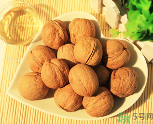 核桃放了一年還能吃嗎？核桃放多久就不能吃了？