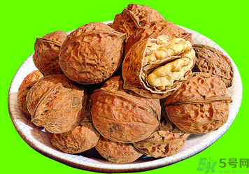 核桃放了一年還能吃嗎？核桃放多久就不能吃了？