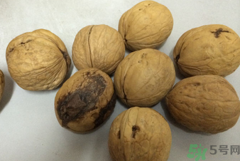 核桃發(fā)霉能吃嗎？發(fā)霉的核桃能吃嗎？
