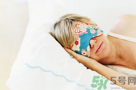 睡前喝酒有助于睡眠嗎？睡前喝酒對身體有哪些危害？