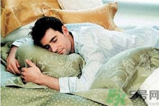 睡前喝酒有助于睡眠嗎？睡前喝酒對身體有哪些危害？