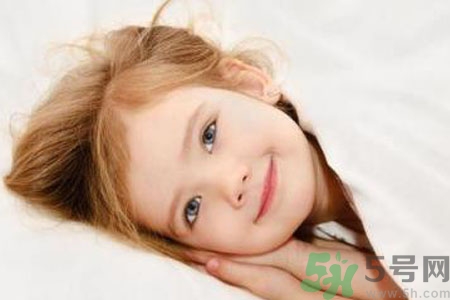 小孩睡覺落枕怎么回事？小孩睡覺落枕了怎么辦？