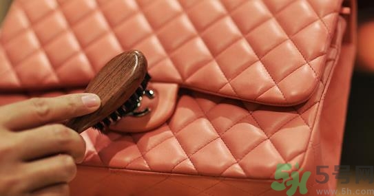 風(fēng)油精能擦包包嗎?用風(fēng)油精擦包包好嗎? 風(fēng)油精能擦包包嗎?用風(fēng)油精擦包包好嗎?