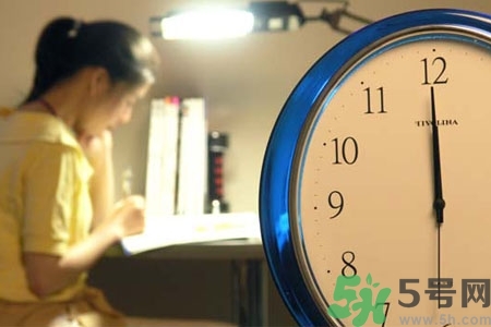 熬夜對青少年有什么影響？熬夜對青少年的危害是什么？