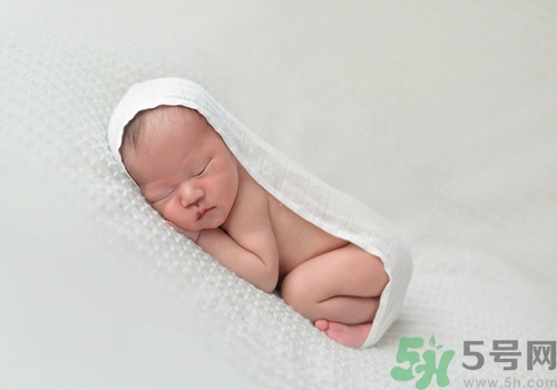 爽身粉什么牌子好？爽身粉和痱子粉的區(qū)別