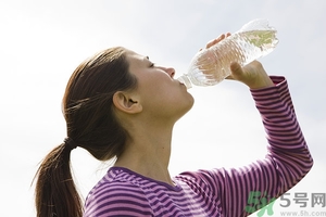 皮膚太干燥怎么辦？皮膚太干燥補水最好的方法如下