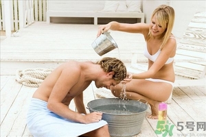 掉頭發(fā)用白醋洗頭好嗎？掉頭發(fā)用醋洗好嗎？