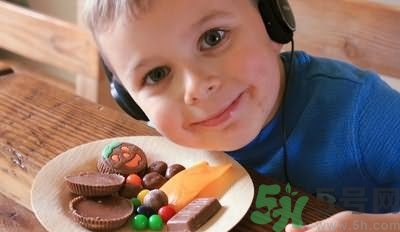 寶寶能吃零食嗎？寶寶吃零食的危害