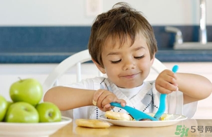 寶寶能吃零食嗎？寶寶吃零食的危害