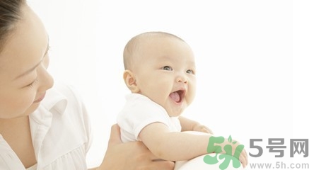 給寶寶斷奶寶寶哭的厲害怎么辦？給寶寶斷奶的正確方法