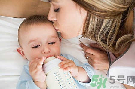 給寶寶斷奶寶寶哭的厲害怎么辦？給寶寶斷奶的正確方法