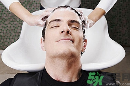 掉頭發(fā)用鹽水洗頭管用嗎？掉頭發(fā)能用鹽水洗頭嗎？