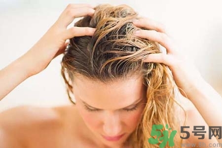 頭發(fā)出油厲害怎么回事？頭發(fā)出油厲害怎么辦？