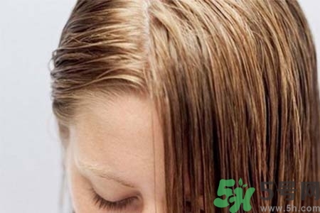 頭發(fā)出油厲害怎么回事？頭發(fā)出油厲害怎么辦？