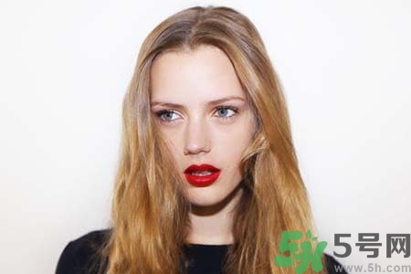 頭發(fā)出油厲害怎么回事？頭發(fā)出油厲害怎么辦？