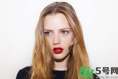 頭發(fā)油膩掉發(fā)怎么辦？頭發(fā)油膩掉發(fā)怎么回事？