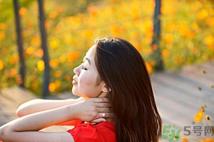 頭發(fā)枯黃稀少怎么辦？頭發(fā)又黃又少怎么辦？