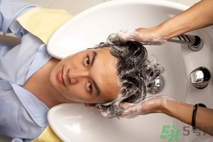 脫發(fā)用鹽水洗頭好嗎？鹽水洗頭治脫發(fā)嗎？