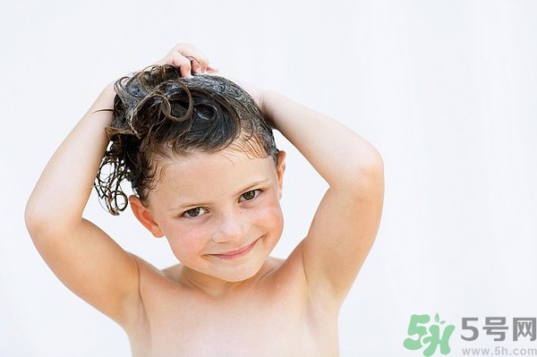 脫發(fā)用鹽水洗頭好嗎？鹽水洗頭治脫發(fā)嗎？