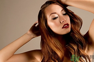 頭發(fā)枯黃稀少怎么辦？頭發(fā)又黃又少怎么辦？