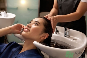 脫發(fā)用鹽水洗頭好嗎？鹽水洗頭治脫發(fā)嗎？