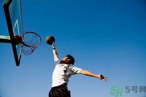 打籃球崴腳了怎么快速恢復(fù)？打籃球腳崴了腫了怎么辦？