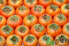 吃脆柿子有什么好處？脆柿子吃多了有什么壞處？