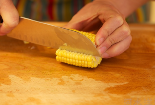 新鮮玉米怎么剝粒？怎么剝新鮮玉米？