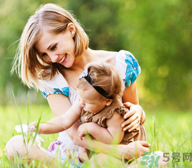 秋天嬰兒幾點曬太陽好？嬰兒秋天曬太陽怎么曬？