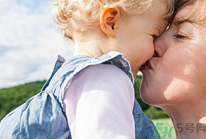 秋天嬰兒幾點曬太陽好？嬰兒秋天曬太陽怎么曬？