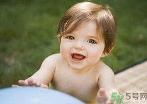 秋天嬰兒幾點曬太陽好？嬰兒秋天曬太陽怎么曬？