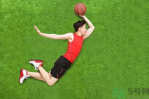 打籃球腰扭傷了怎么辦？打籃球腰閃了怎么辦？