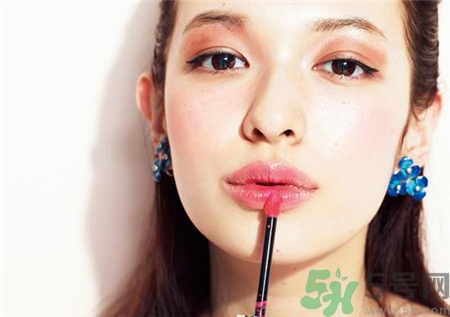 咬嘴唇會(huì)使嘴唇變厚嗎?咬嘴唇的危害 咬嘴唇會(huì)使嘴唇變厚嗎?咬嘴唇的危害