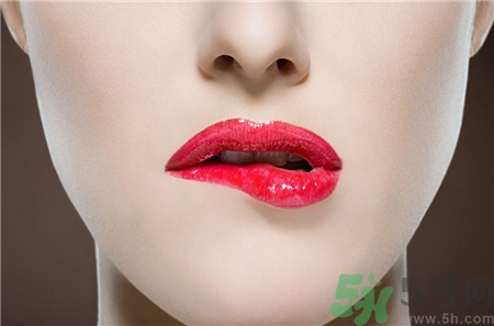 咬嘴唇會(huì)使嘴唇變厚嗎?咬嘴唇的危害 咬嘴唇會(huì)使嘴唇變厚嗎?咬嘴唇的危害
