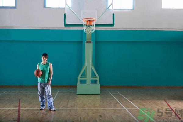 打籃球腿抽筋怎么辦？打籃球小腿抽筋怎么辦？