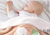 新生兒冬天蓋什么被子？新生兒蓋被子蓋到什么位置？