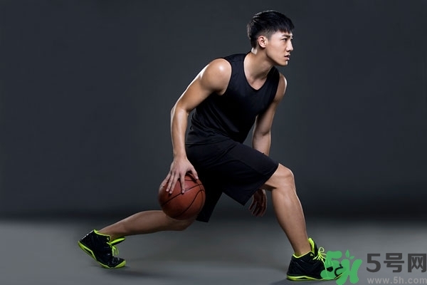 打籃球腰扭傷了怎么辦？打籃球腰閃了怎么辦？