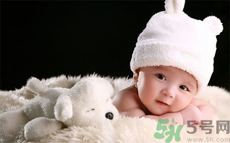 新生兒肚臍可以碰水嗎？新生兒肚臍沒脫落能洗澡嗎？