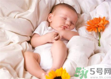 新生兒冬天蓋什么被子？新生兒蓋被子蓋到什么位置？