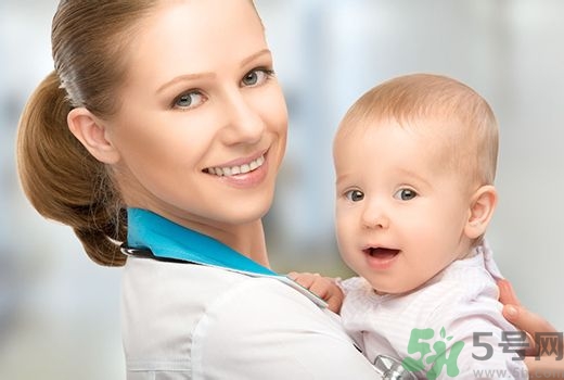 寶寶躺著好還是抱著好？新生寶寶怎么抱？