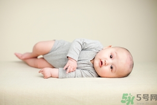 新生兒肚臍眼出血怎么辦？新生兒肚臍脫落會(huì)疼嗎？