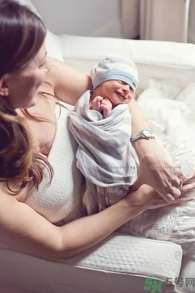 寶寶躺著好還是抱著好？新生寶寶怎么抱？