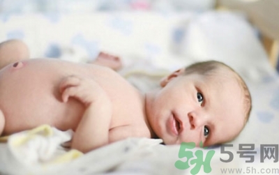 新生兒肚臍可以碰水嗎？新生兒肚臍沒脫落能洗澡嗎？