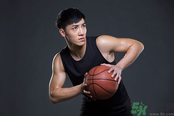 打籃球崴腳了怎么快速恢復(fù)？打籃球腳崴了腫了怎么辦？