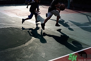 打籃球腰扭傷了怎么辦？打籃球腰閃了怎么辦？