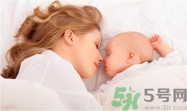 新生兒冬天蓋什么被子？新生兒蓋被子蓋到什么位置？