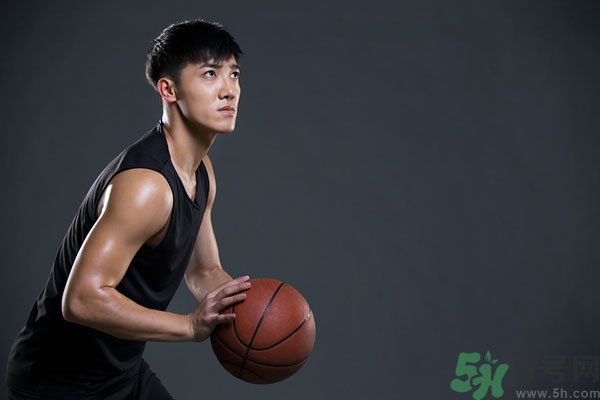 打籃球崴腳了怎么快速恢復(fù)？打籃球腳崴了腫了怎么辦？